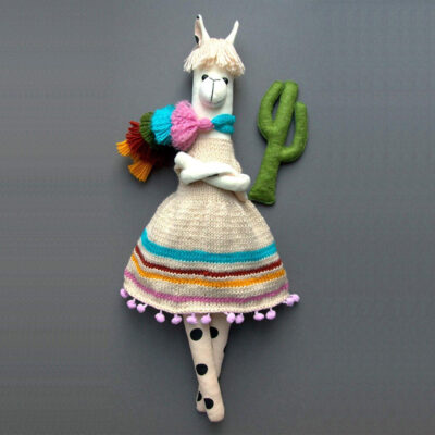 Llama Tejida con Vestido